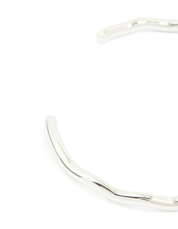 A waterproof stainless steel mini wave wrist cuff in silver closure detail view