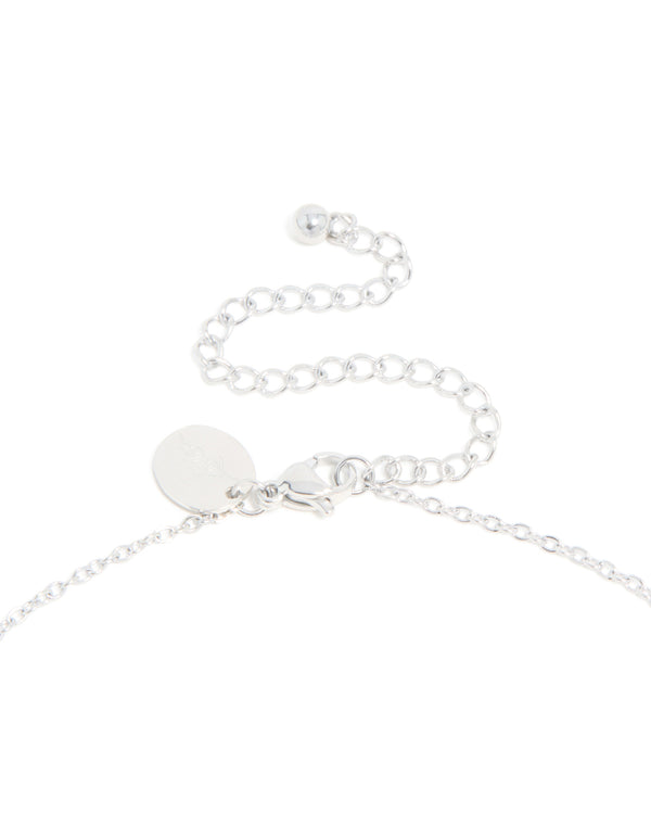 Highlighting the waterproof stainless steel mini bubble letter Q necklace with initial pendant in silver clasp detail view