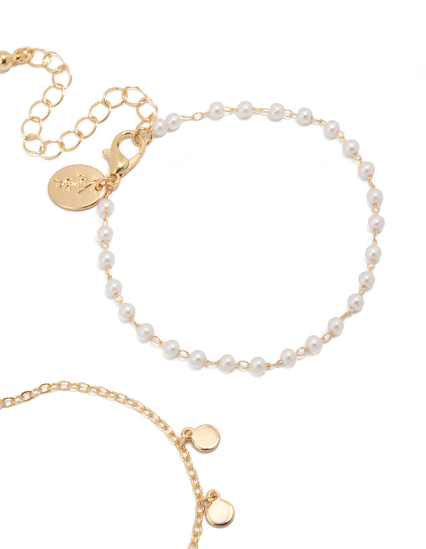 Highlighting gold discs and pearl 2-pack bracelets closure detail view