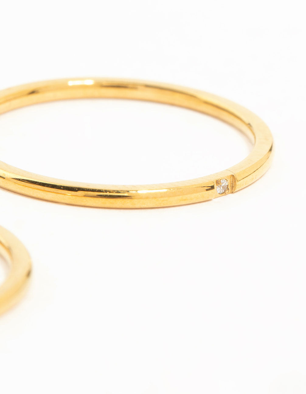 Crafted from waterproof gold plated stainless steel, this 2-pack of fine band rings offers detailed side detail view