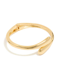 Crafted from gold plated material, this open wrap hinged bangle features a sleek design front view - link has visual effect only