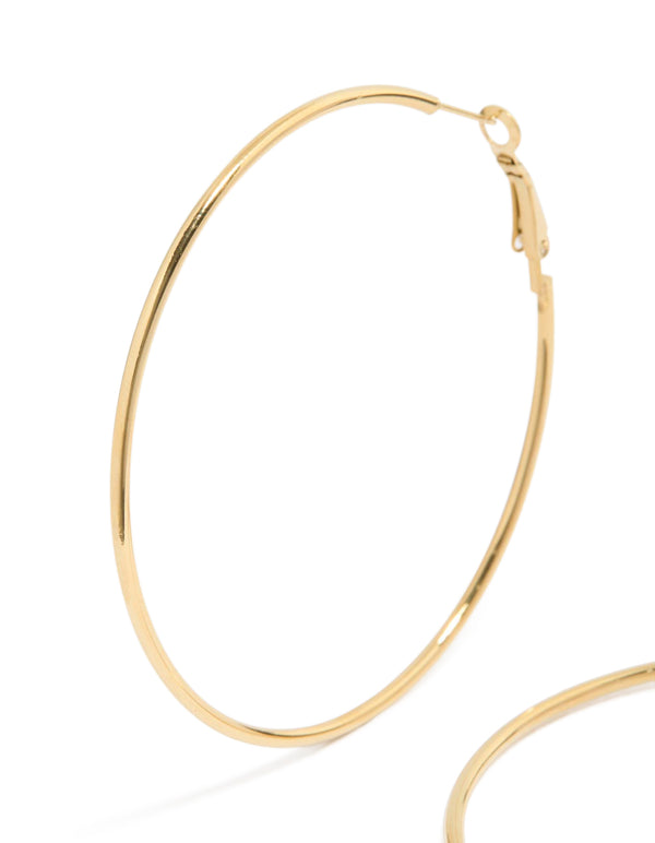 Highlighting waterproof thin hoop earrings in gold plated stainless steel and hoop closure close up view